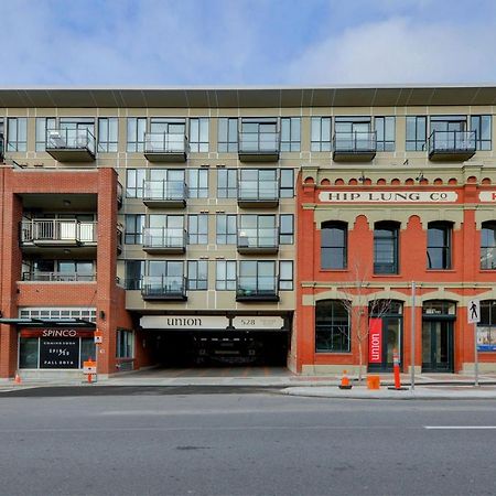 Gorgeous Old Town Condo With Patio And Parking! Виктория Экстерьер фото
