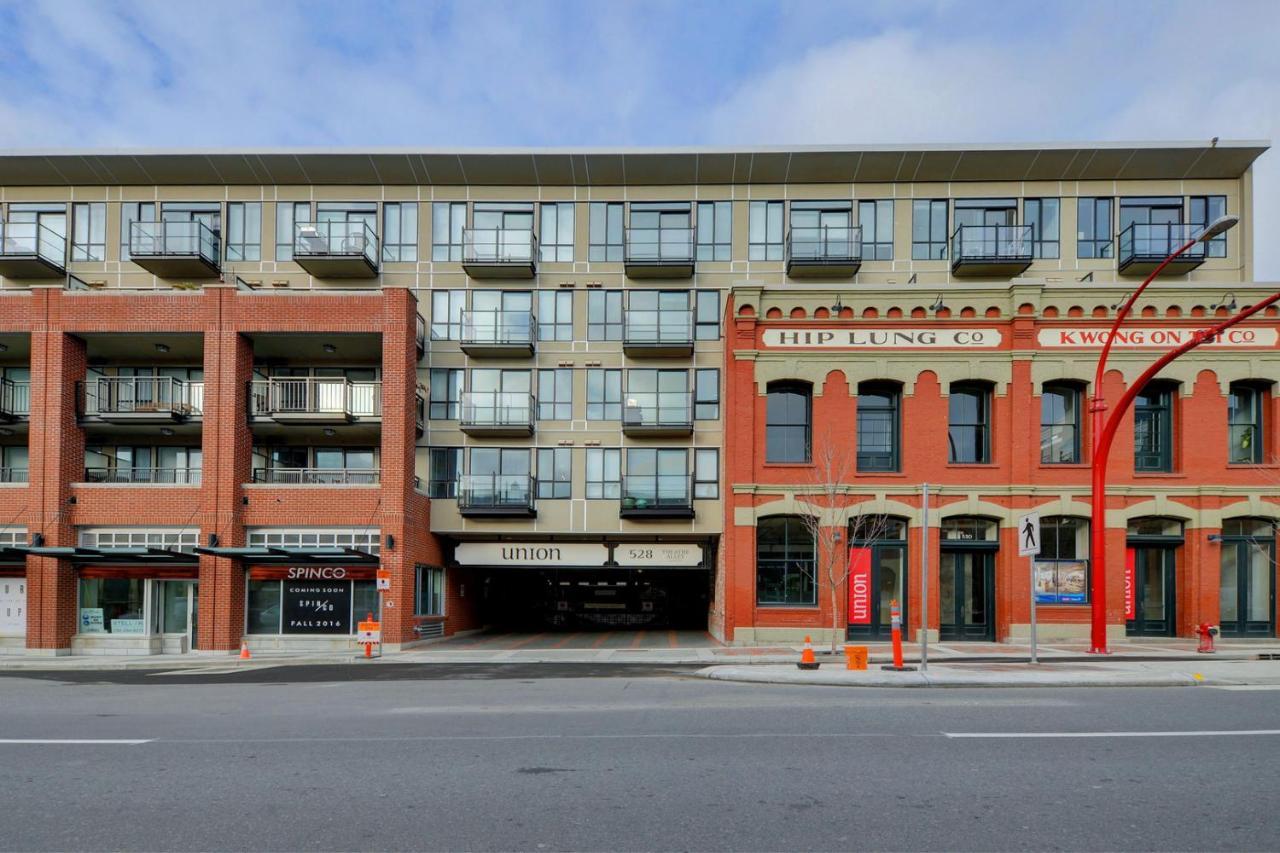Gorgeous Old Town Condo With Patio And Parking! Виктория Экстерьер фото