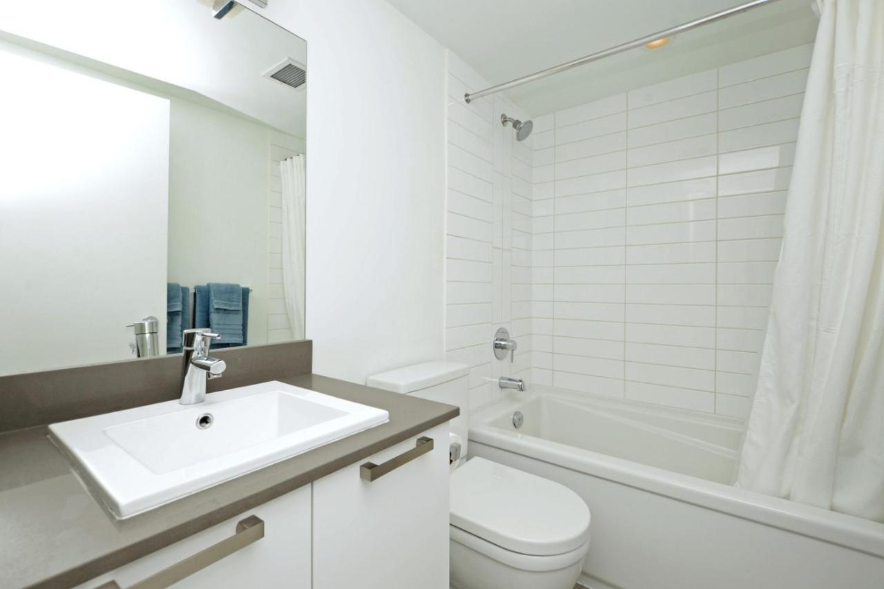 Gorgeous Old Town Condo With Patio And Parking! Виктория Экстерьер фото