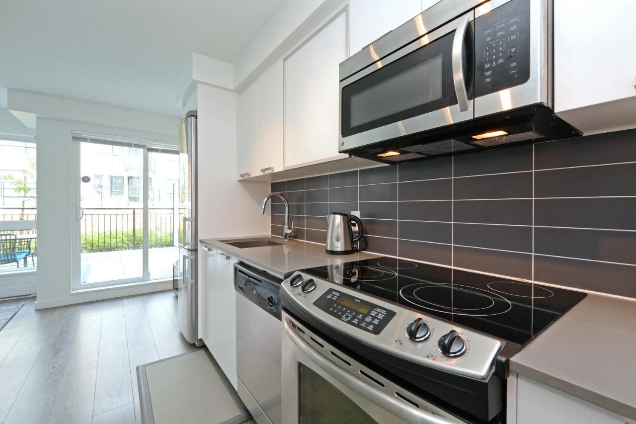 Gorgeous Old Town Condo With Patio And Parking! Виктория Экстерьер фото