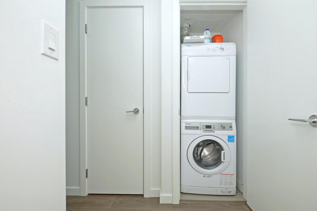 Gorgeous Old Town Condo With Patio And Parking! Виктория Экстерьер фото