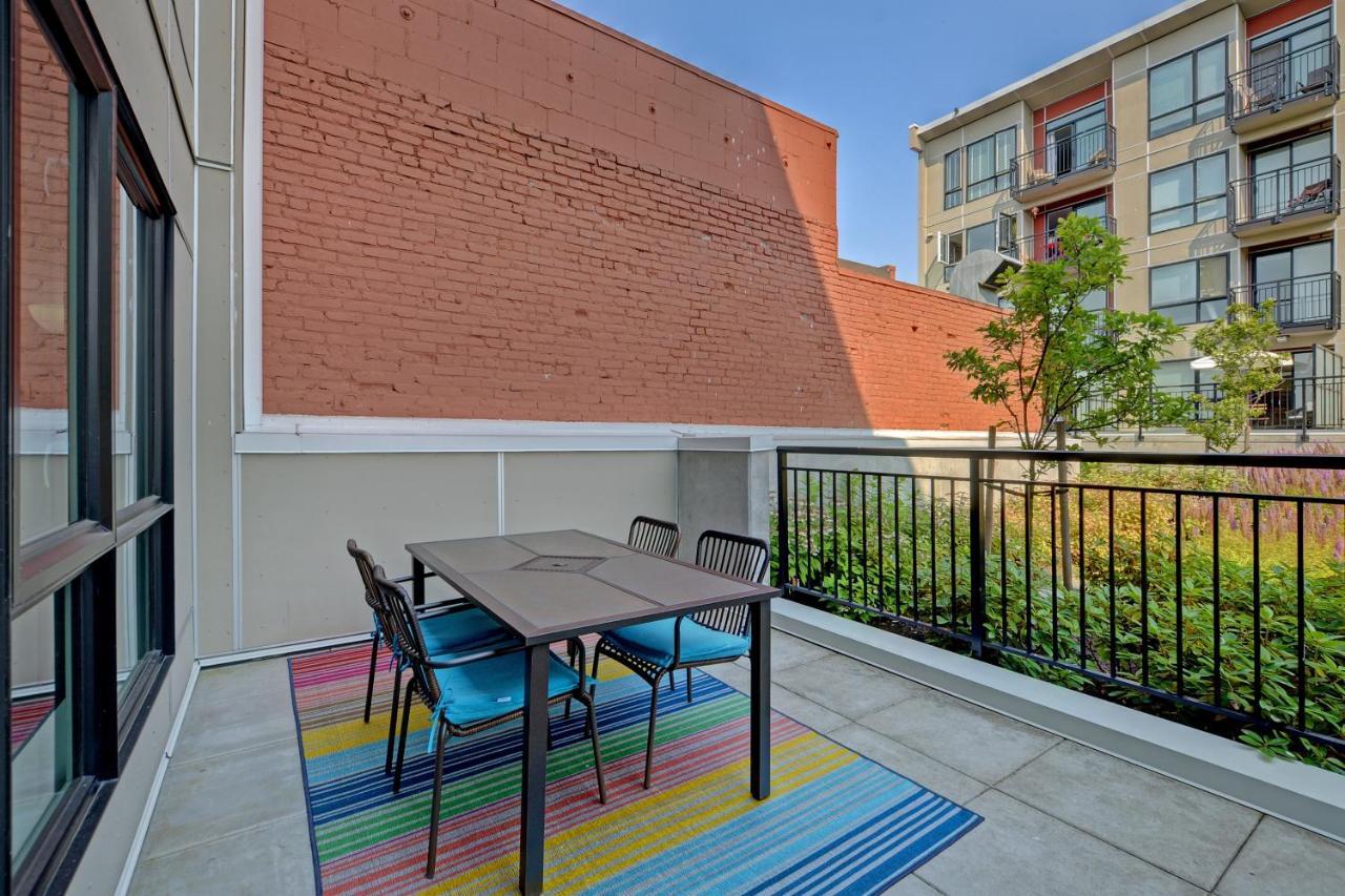 Gorgeous Old Town Condo With Patio And Parking! Виктория Экстерьер фото