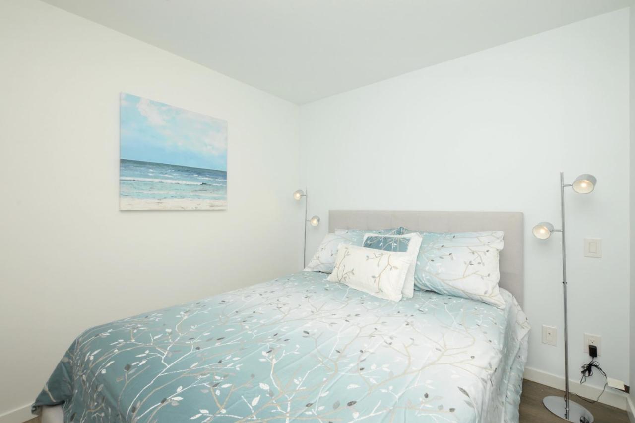 Gorgeous Old Town Condo With Patio And Parking! Виктория Экстерьер фото
