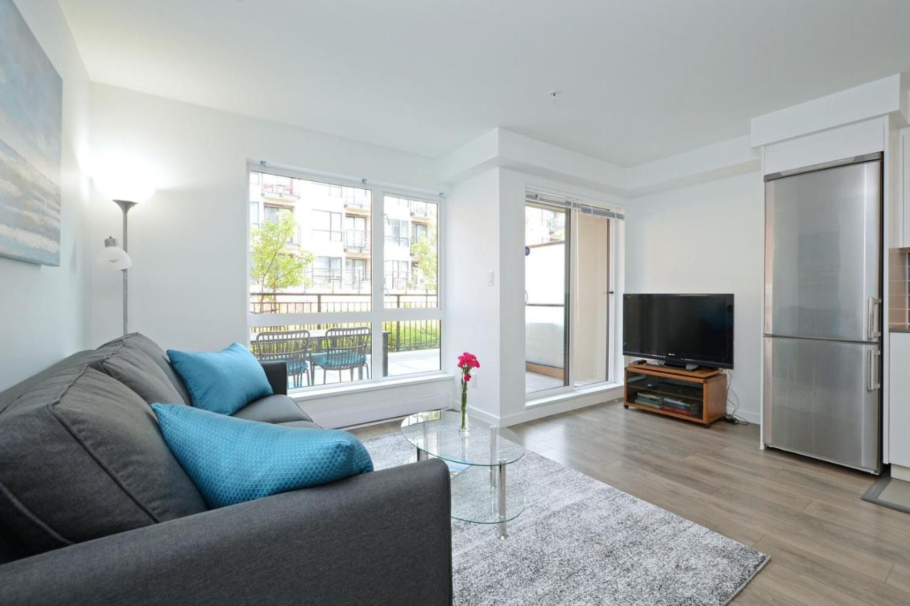 Gorgeous Old Town Condo With Patio And Parking! Виктория Экстерьер фото